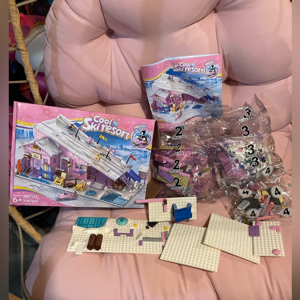 Lego Lot! Cool Ski Resort Building Set along with other legos in ziplock bag